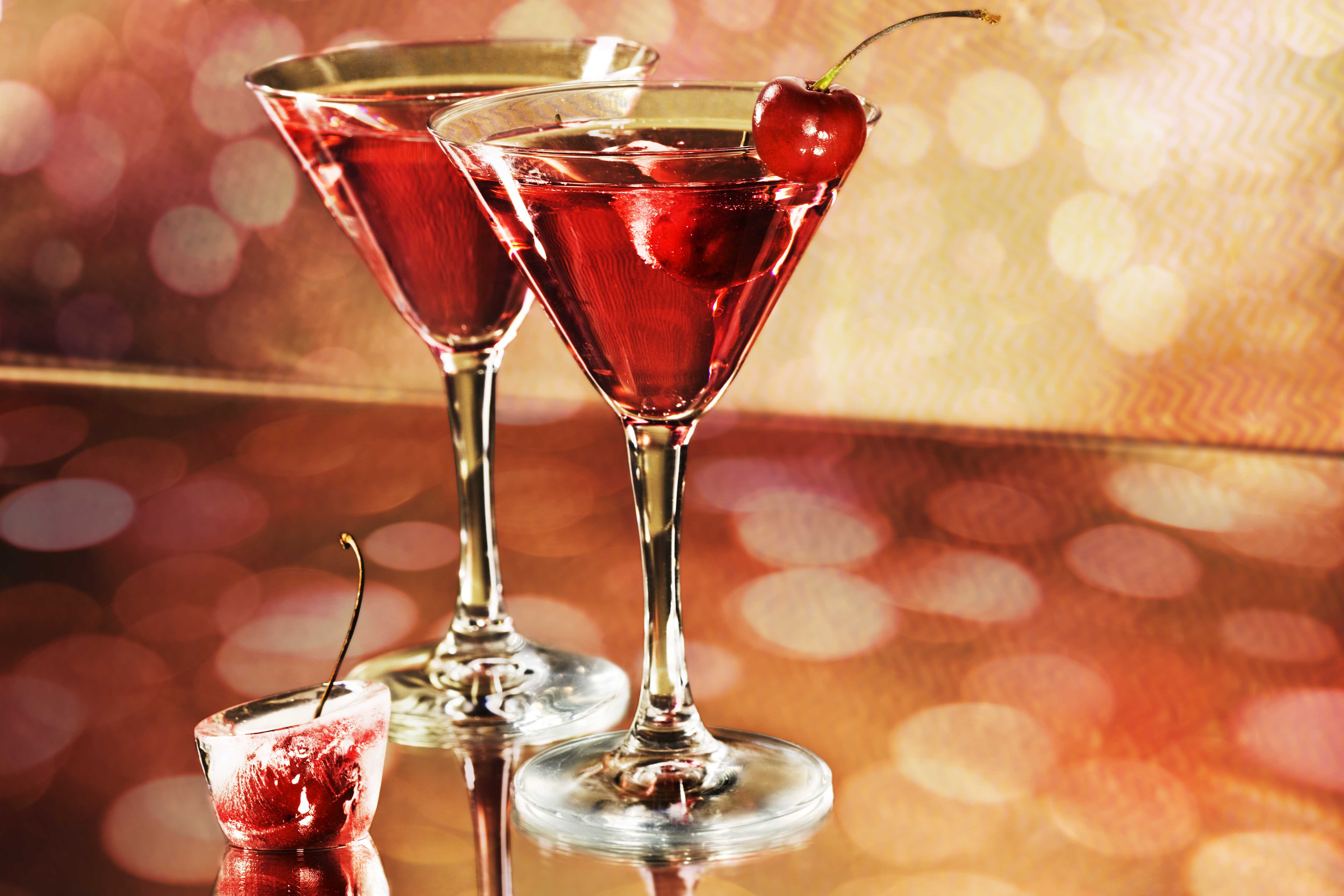 Doua cocktailuri pe masa, fiecare cocktail e aranjat.